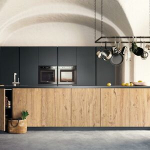 Cucina moderna ad isola in una casa storica