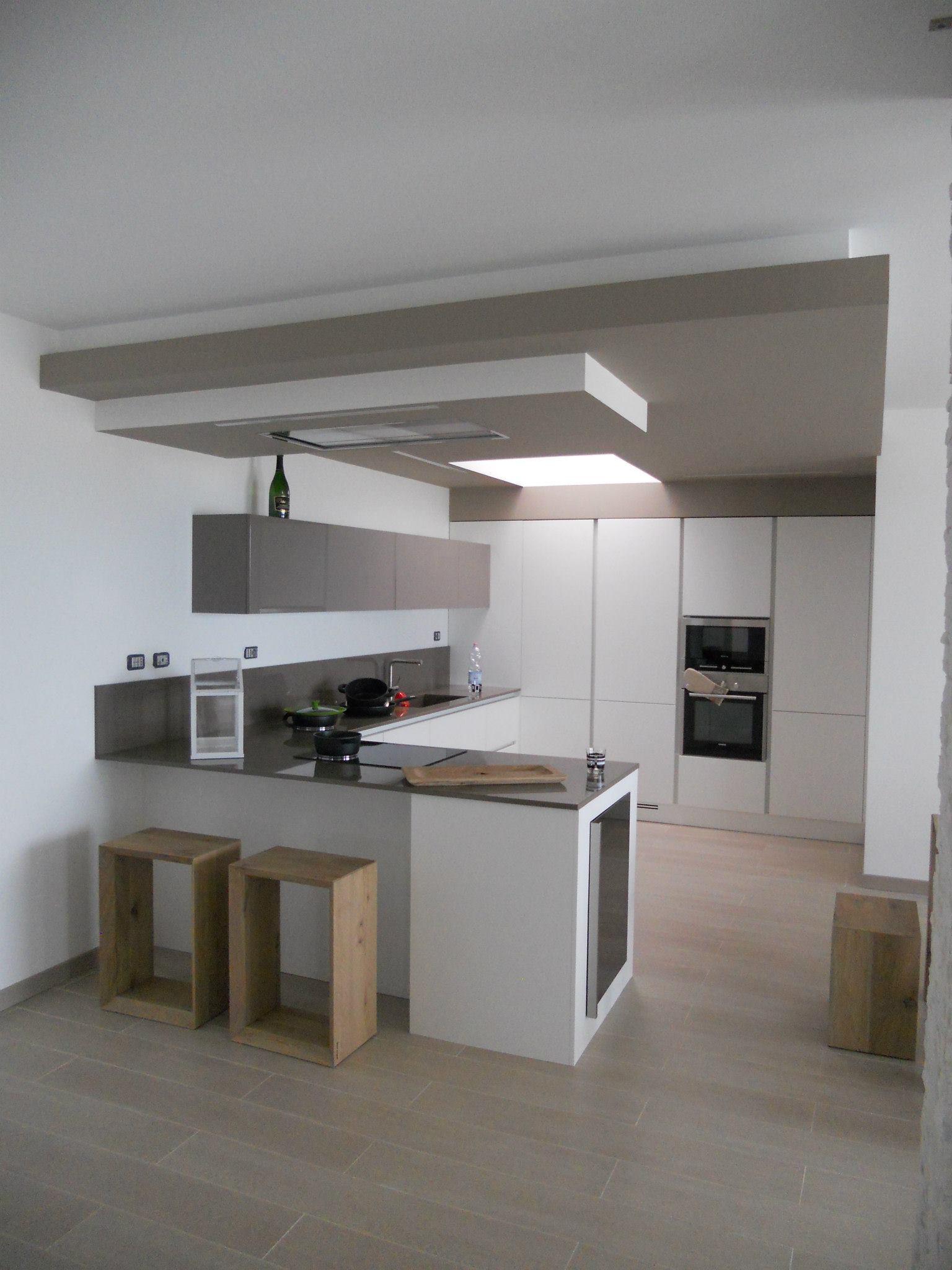 cucina moderna cappa a soffitto Abbiamo esaudito diversi desideri in questa cucina. Tra questi, la cappa incassata nel soffitto: praticamente invisibile.