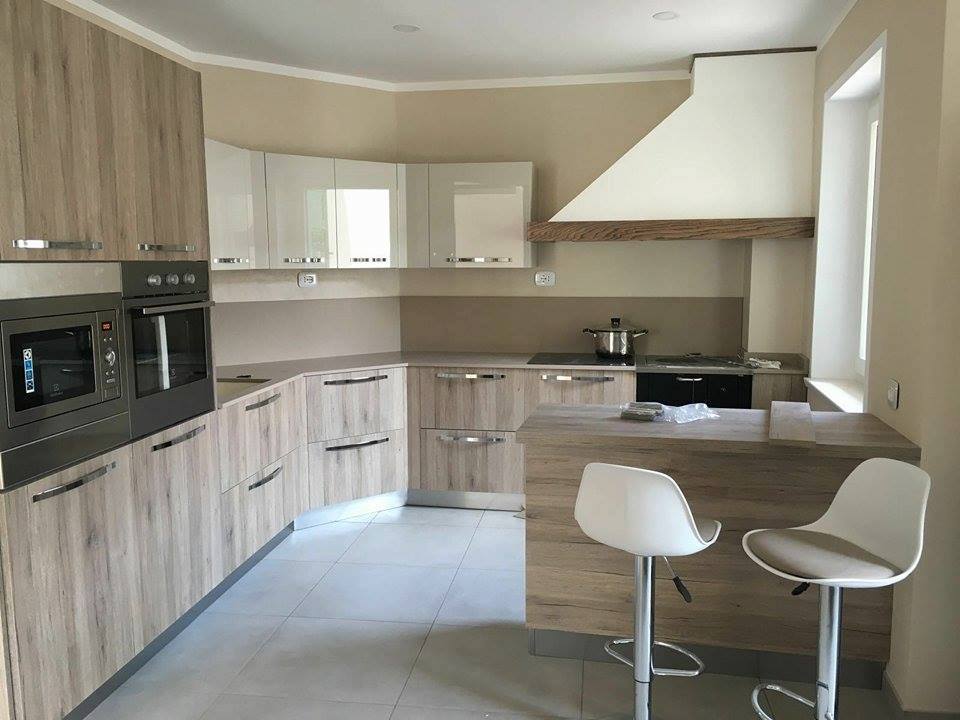 cucina in trentino: angolare e legno moderno Per questo nostro cliente del Trentino abbiamo realizzato una cucina dai colori caldi e classici, che vestono dei mobili dalle linee moderne. Una piccola chicca: i mobili ad angolo, che calzano a pennello.