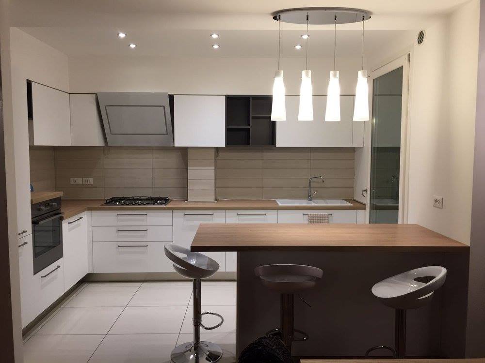 cucina angolare con pilastro Realizzato: una cucina che tiene conto delle strutture della casa, adeguando opportunamente il piano di lavoro e i mobili base.