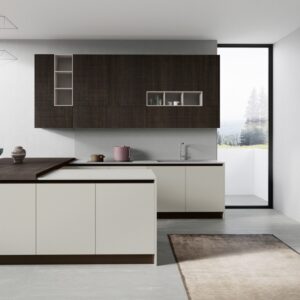 Cucina ad isola beige e legno scuro