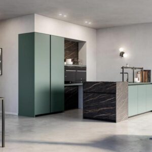 Cucina con isola a muro: CityKitchen verde