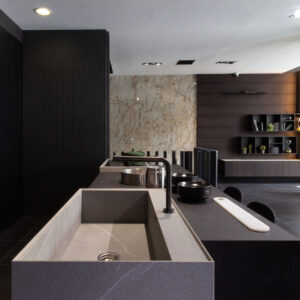 Cucina isola gres e rovere nero: design assoluto
