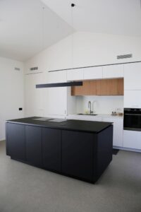 cucina bianca e nera portale con isola