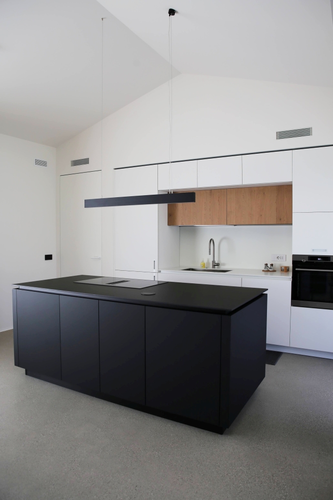 cucina bianca e nera portale con isola