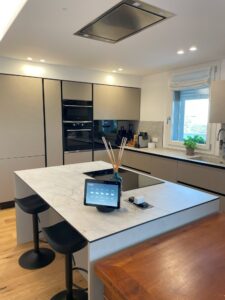 cucina moderna angolare con isola