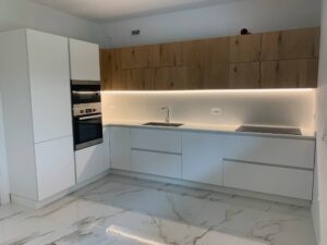 Cucina angolare bianca e legno