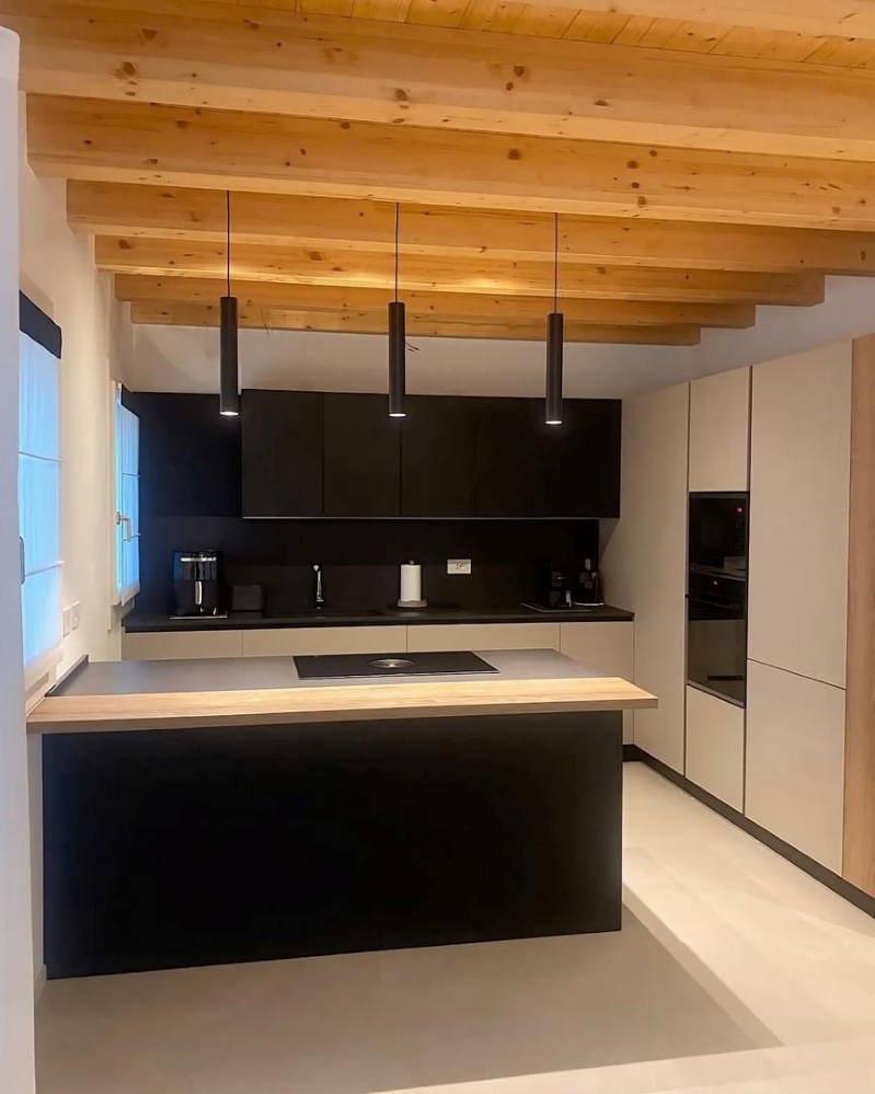 Cucina moderna ad isola realizzata da cliente A by Visma Arredo Cittadella Padova