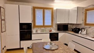 Cucina angolo total white top Marazzi