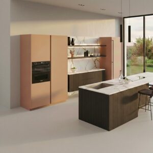 Cucina con isola laccata rosa K3 sale dell'Himalaya